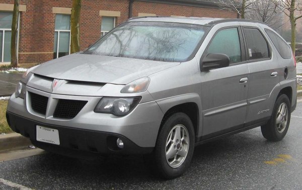 Според много американски класации Pontiac Aztek е една от най-грозните коли в света. Стана известна от поредицата Breaking Bad. И все пак това беше един от най-универсалните автомобили, способен да се превърне и в палатка за къмпинг, идеална за дълги пътувания и пикници на плажа. 120 000 екземпляра бяха произведени от 2001 до 2005 г., след което Pontiac затвори врати след 84 години история. 